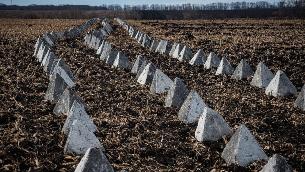Ілюстративне фото. Протитанкові бетонні конструкції, відомі як «зуби дракона»