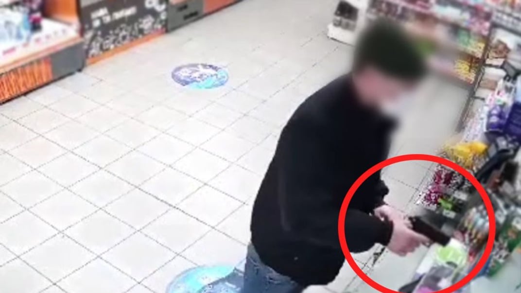 Фото из камер видеонаблюдения в магазине