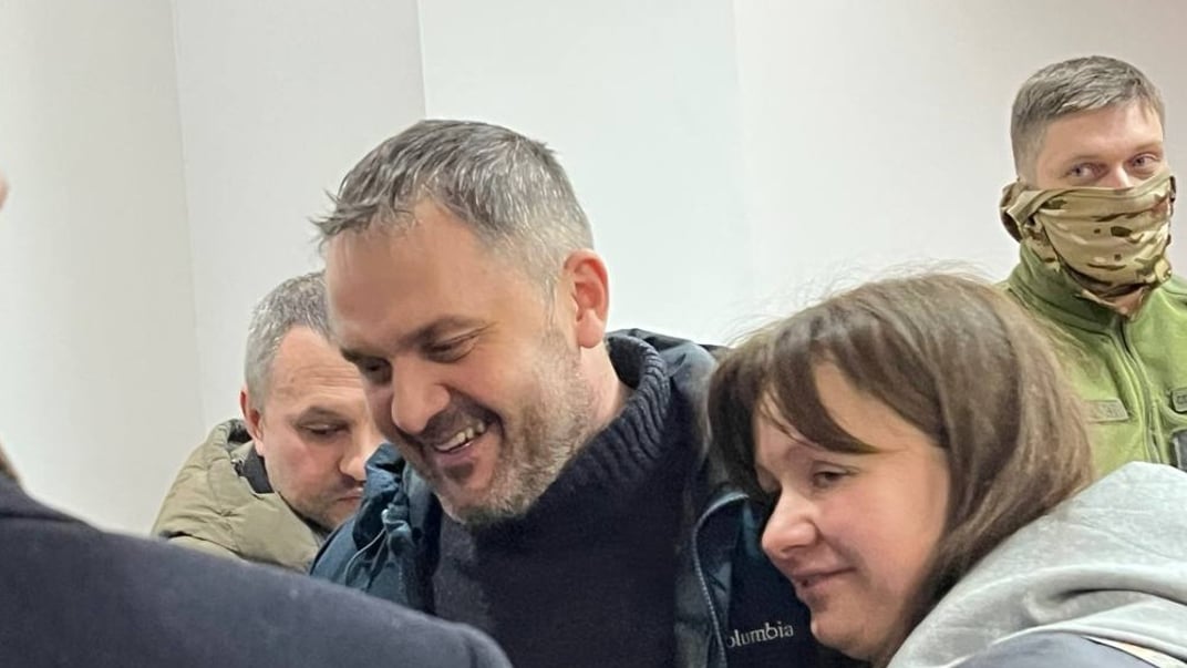 Детектив НАБУ Гусаров разом з дружиною після звільнення з-під варти