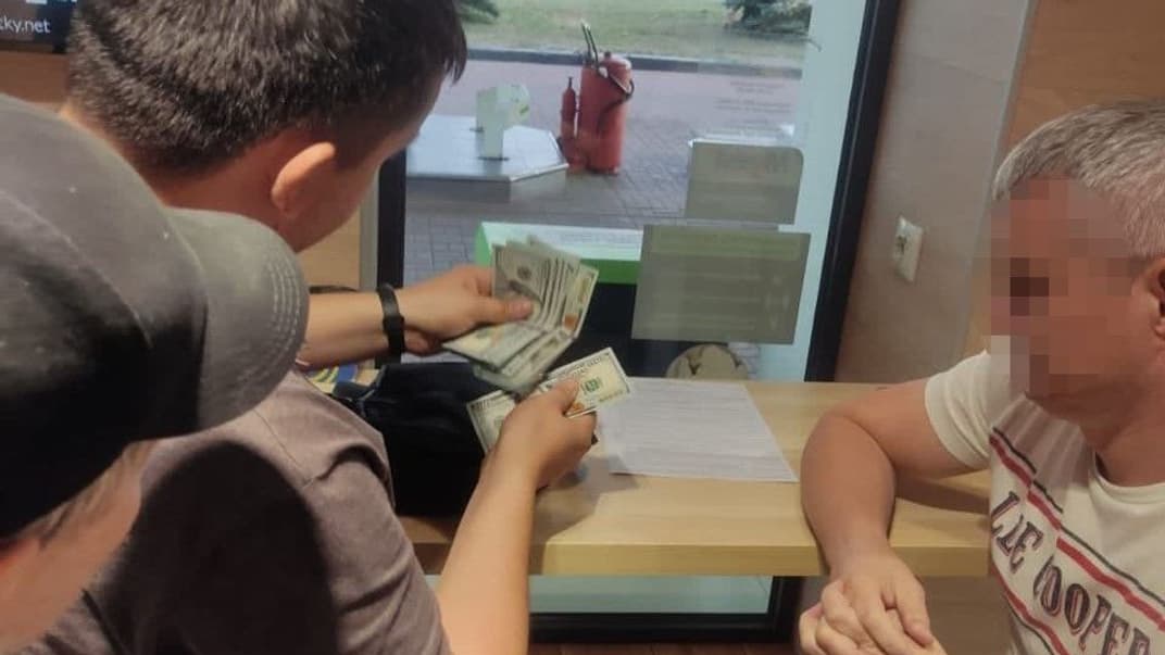 Задержание доцента одного из киевских университетов, пойманного на том, что он за деньги отправлял мужчин за границу под видом студентов