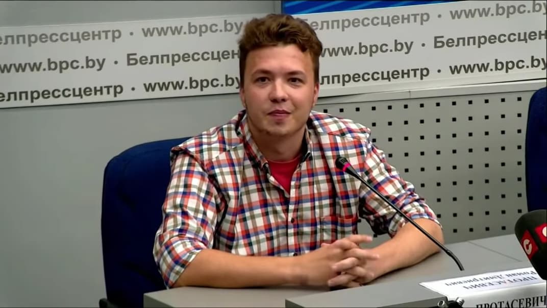 Роман Протасевич во время пресс конференции белорусских властей о принудительной посадке самолета Ryanair в Минске, 14 июня 2021 года