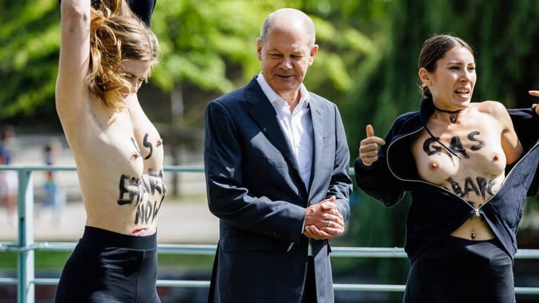 Активістки Femen влаштували акцію біля канцлера Німеччини, вимагаючи ембарго на російський газ