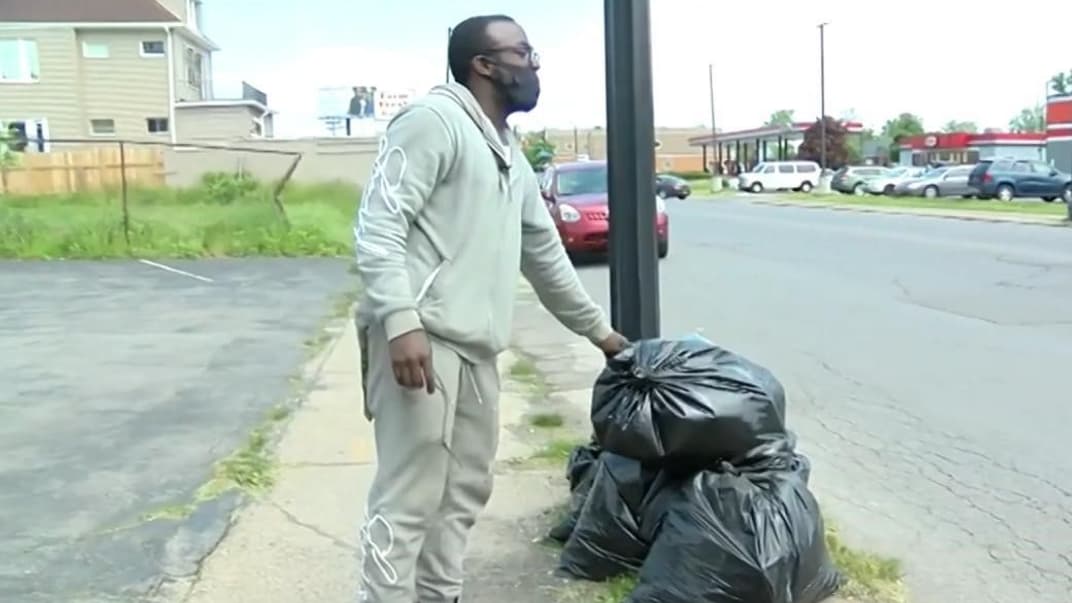 Антонио Гвин убирает улицы в Буффало, штат Нью-Йорк