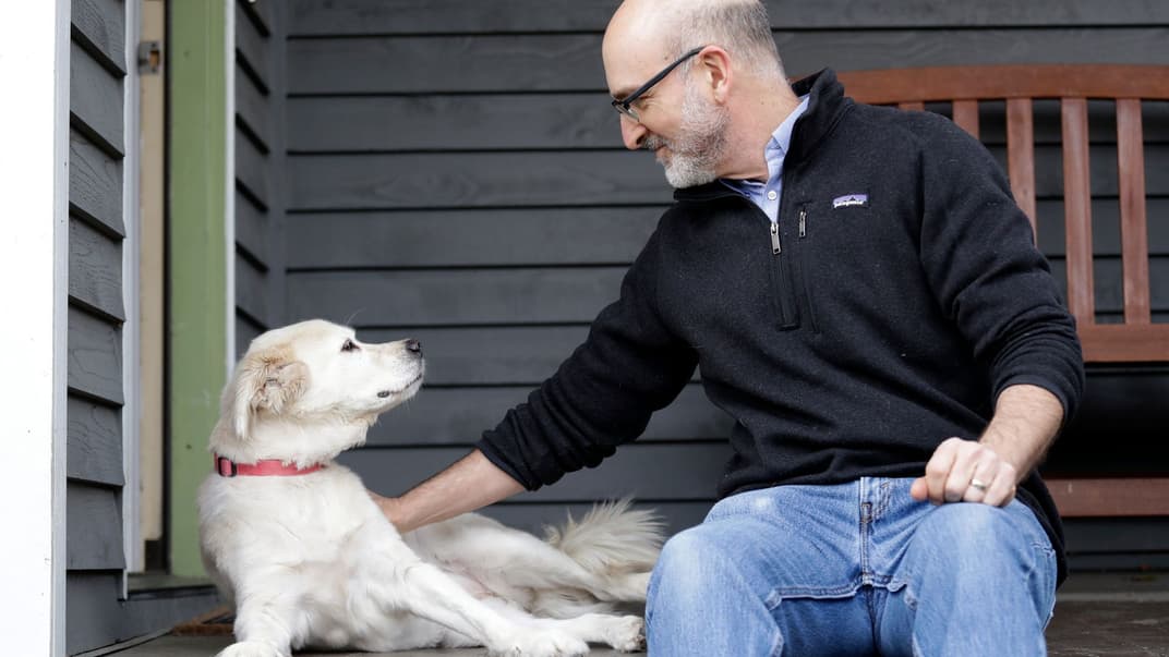 Чоловік сидить зі своїм собакою в Сіетлі (США), 11 листопада 2019 року