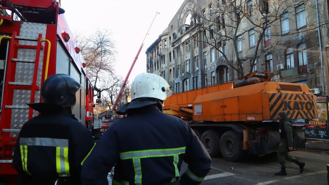 Работы по ликвидации пожара в здании Одесского колледжа экономики и права, 6 декабря 2019 года