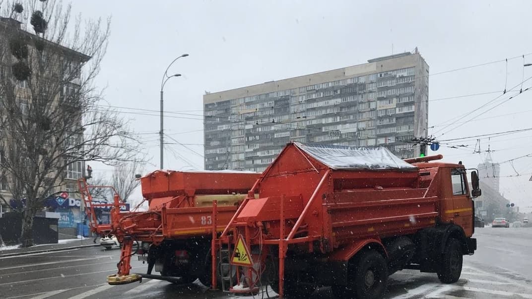 Специальная техника для обработки территории реагентами, Киев, 25 декабря 2021 года
