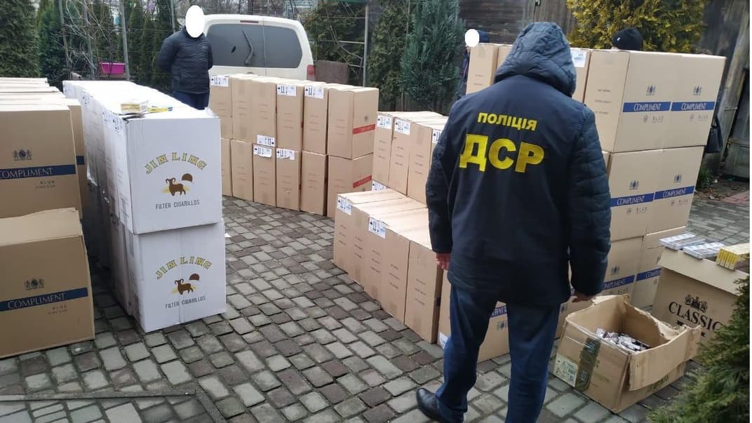 Правоохранители разоблачили схему торговли сигаретами с оккупированных территорий Донбасса. Товара изъяли более чем на 20 млн грн ($820 тыс.)