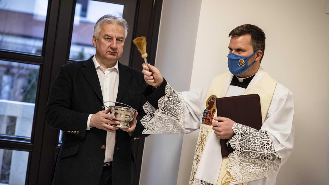 Римско-католический священник Бесе Герго освящает монастырь кармелитов, где расположен кабинет премьер-министра Виктора Орбана