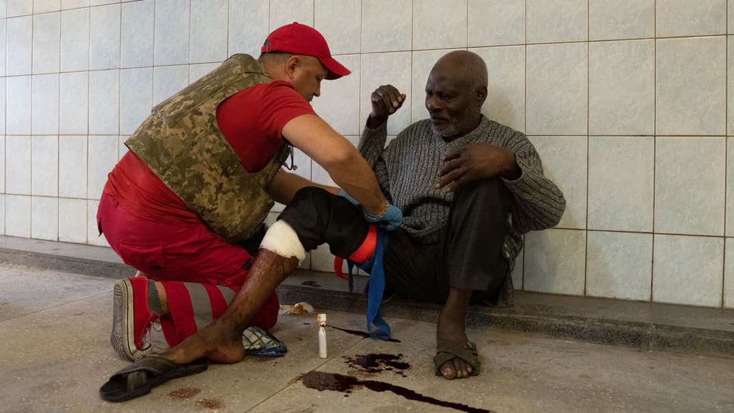 Медичний працівник надає допомогу пораненому після російського обстрілу у Харкові, 21 липня 2022 року