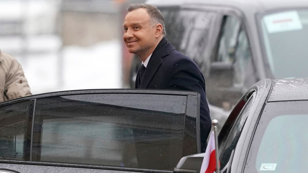 Ілюстративне фото. Президент Польщі Анджей Дуда виходить з автомобіля, прибувши на церемонію привітання у президентському палаці в Ризі, Латвія, 1 лютого 2023 року