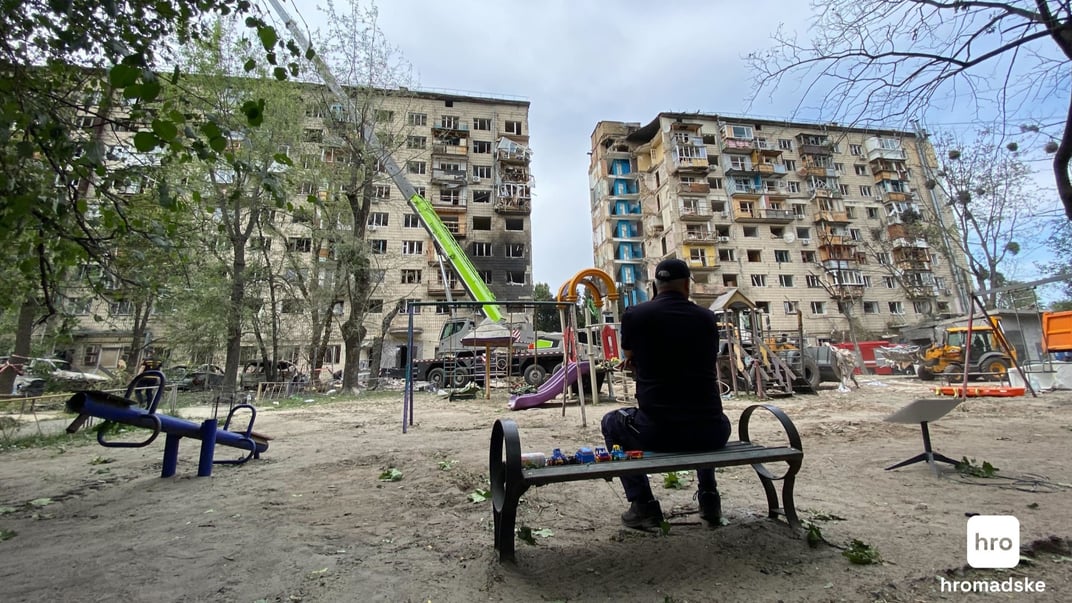 Дом в Киеве, в который попала российская ракета в ночь на 17 июня