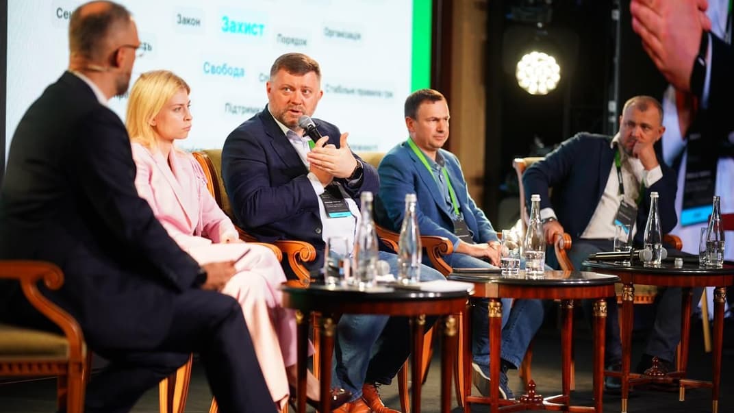 Віцеспікер Верховної Ради Олександр Корнієнко (по центру) на форумі «Диригенти змін», 27 вересня 2023 року