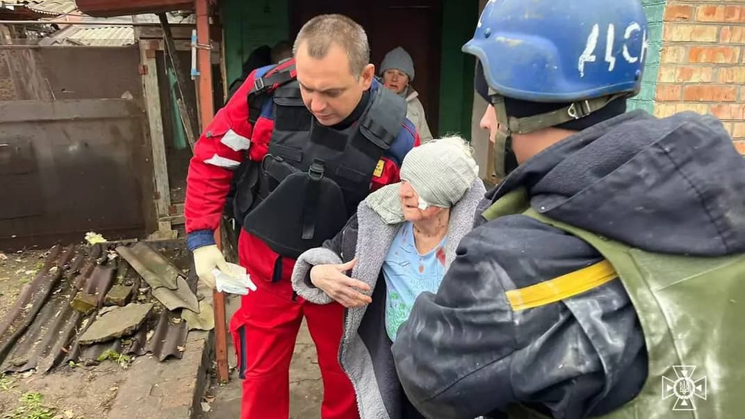Чрезвычайники помогают женщине в Никополе, 8 декабря 2023 года