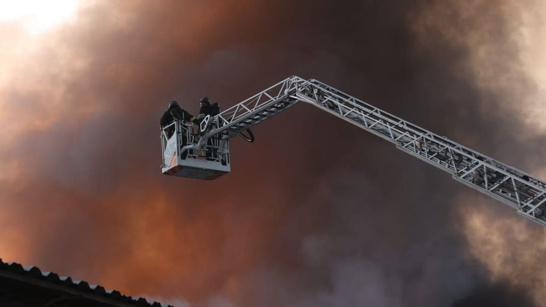 Рятувальники гасять пожежу, яка виникла внаслідок російського обстрілу Дніпропетровської області, 17 липня 2025 року