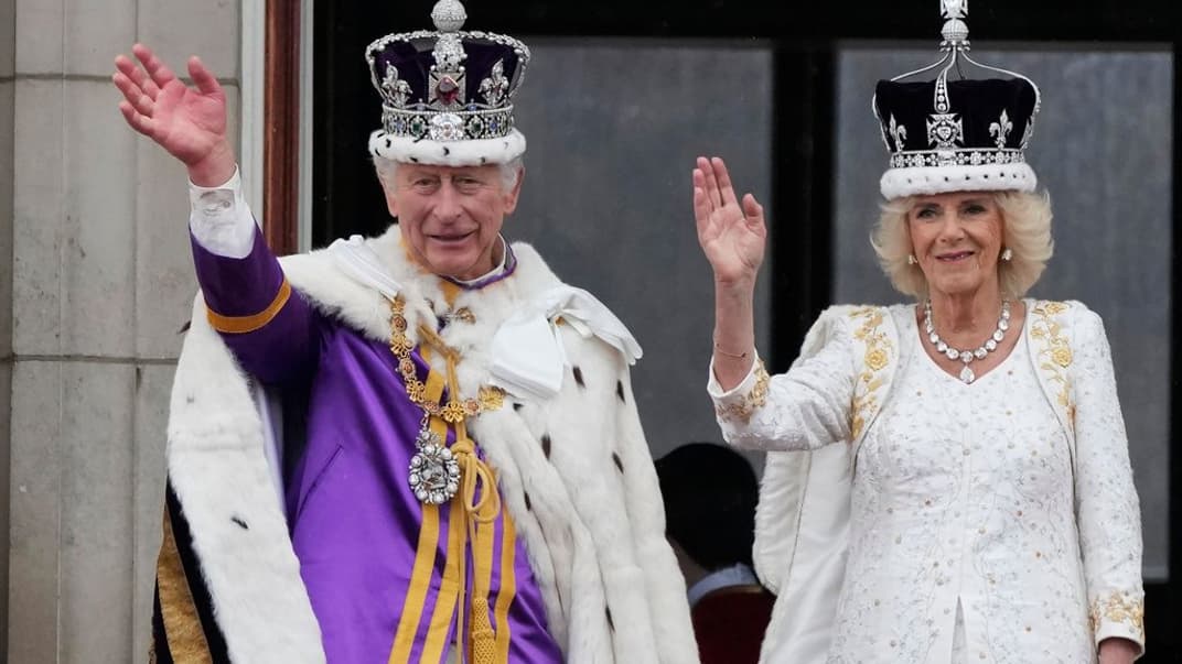 Король Чарльз ІІІ і королева-консорт Камілла вітають натовп з балкона Букінгемського палацу після церемонії коронації