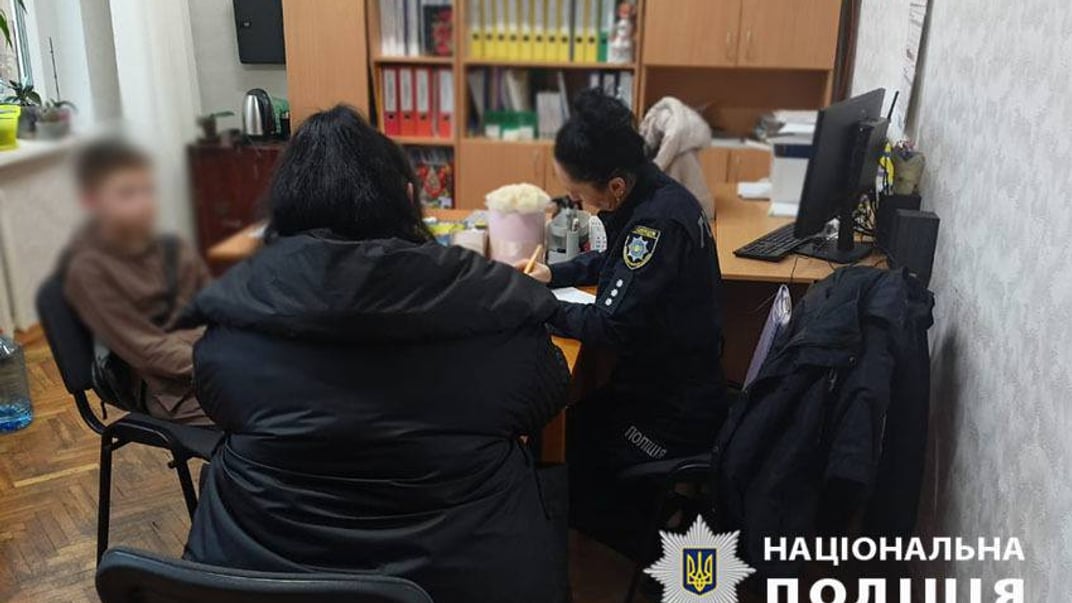 Поліція опитує дітей у школі, де сталася штовханина між учителькою та школяркою Поліція опитує дітей у школі, де сталася штовханина між учителькою та школяркою