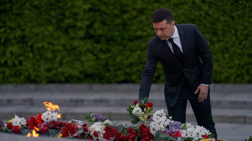 Владимир Зеленский почтил память погибших во Второй мировой войне минутой молчания и возложил цветы у Вечного огня, в парке Вечной Славы в Киеве