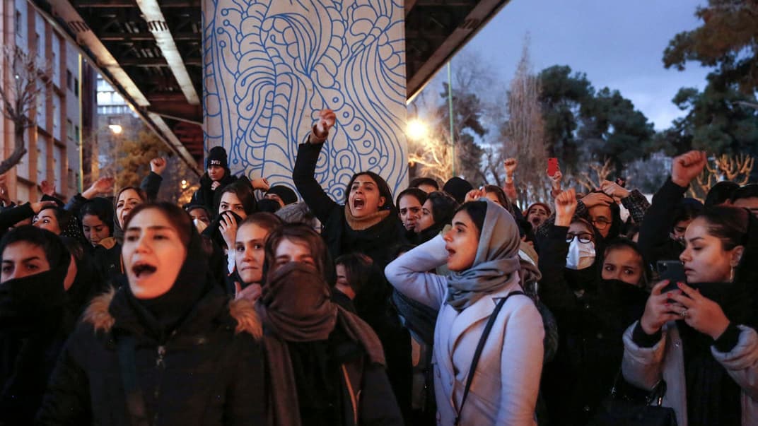 Участники протестов в Тегеране возле Университета имени Амира Кабира, Иран, 11 января 2020 года. Иранцы требуют от властей уйти в отставку после того, как иранские военные признали, что случайно сбили украинский самолет 8 января