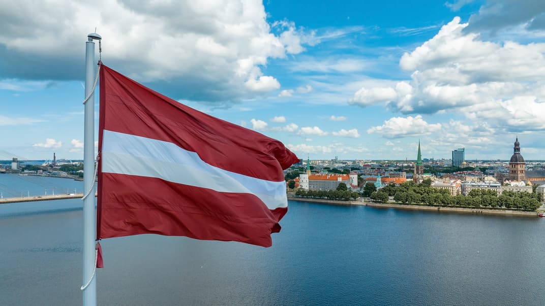 Флаг Латвии с Домским собором и старым городом в Риге — стоковое фото