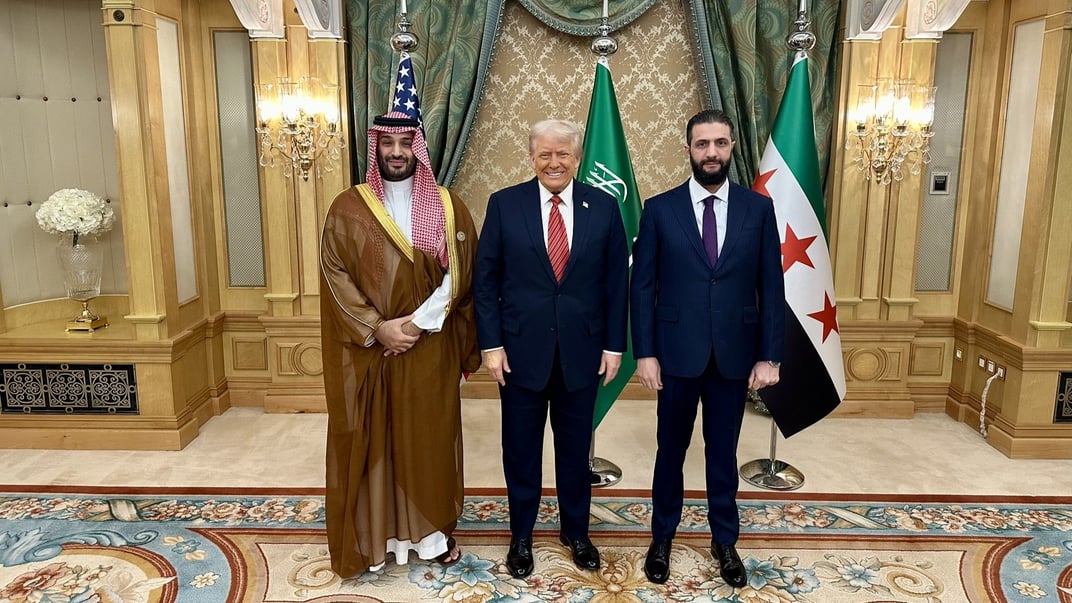 Спадковий принц Саудівської Аравії Мухаммед ібн Салман, президент США Дональд Трамп та тимчасовий президент Сирії Ахмад аль-Шараа