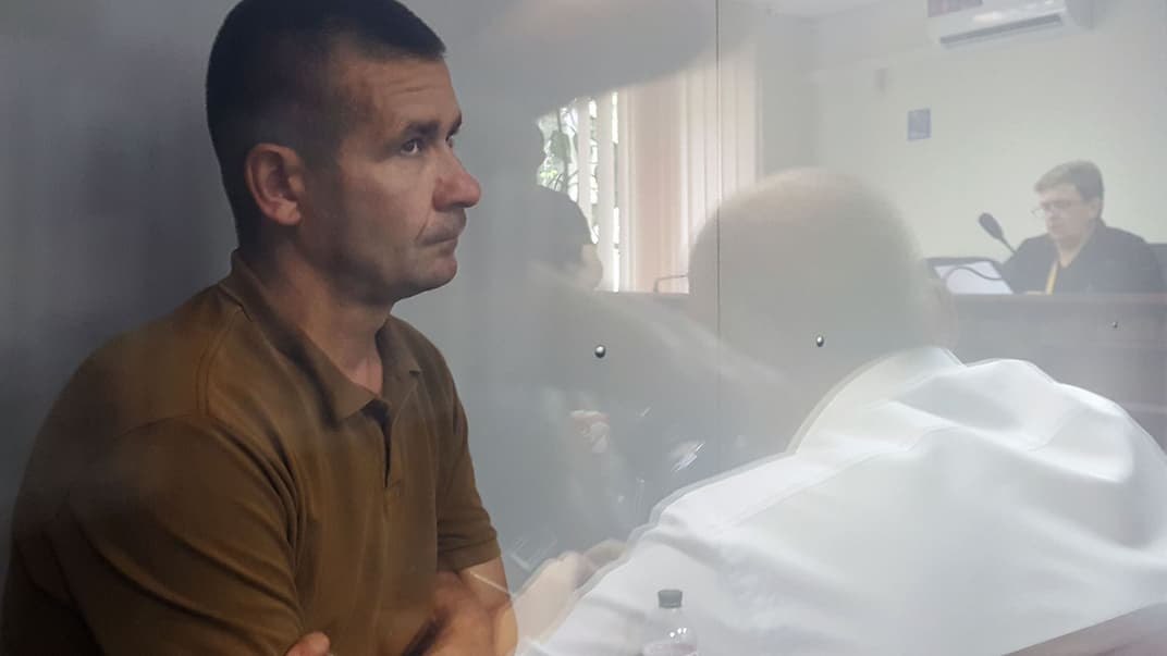 Подозреваемый в убийстве пятилетнего Кирилла Тлявова полицейский Владимир Петровец во время заседания Голосеевского райсуда Киева, 4 июня 2019 года