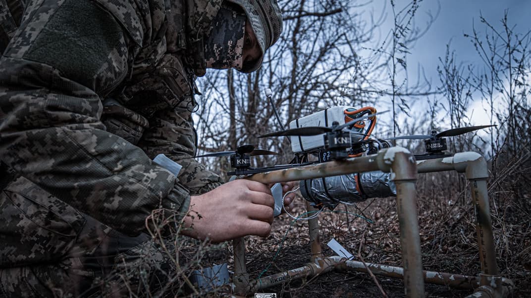 Иллюстративное фото. Военный подразделения «Черный Ворон» 93 ОМБр «Холодный Яр» с FPV-дроном