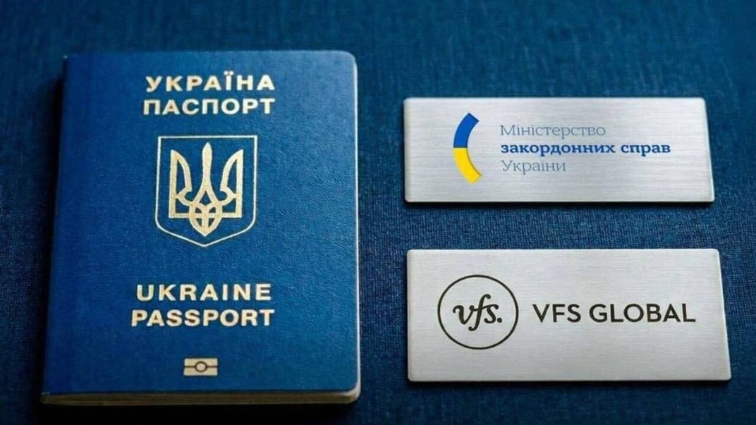 Ілюстративне фото. Український закордонний паспорт