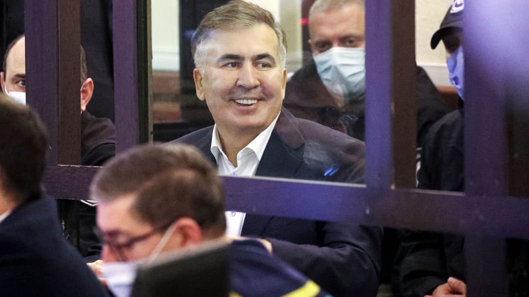 Бывший президент Грузии Михеил Саакашвили на скамье подсудимых во время заседания в Тбилиси, Грузия, 29 ноября 2021 года