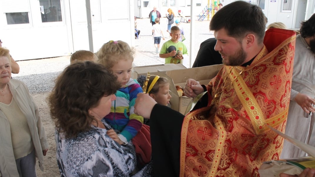 Священник УПЦ МП Константин Максимов навещает переселенцев по случаю Светлого Христова Воскресения, май 2016 года