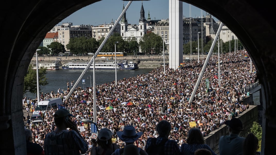 Учасники ЛГБТ-прайду у Будапешті перетинають міст Єлизавети, 28 червня 2025 року
