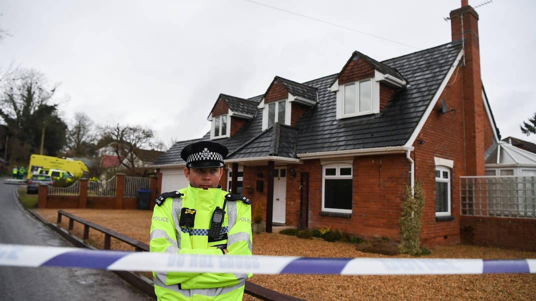 Поліцейські перекрили шлях у Солсбері, неподалік від дому сім'ї Скрипалів, Велика Британія, 12 березня 2017. 4 березня у важкому стані до лікарні Солсбері доставили 66-річного колишнього полковника Головного розвідувального управління РФ Сергія Скрипаля. Разом з ним до лікарні потрапила його донька — 33-річна Юлія. Британська розвідка вважає Росію причетною до отруєння