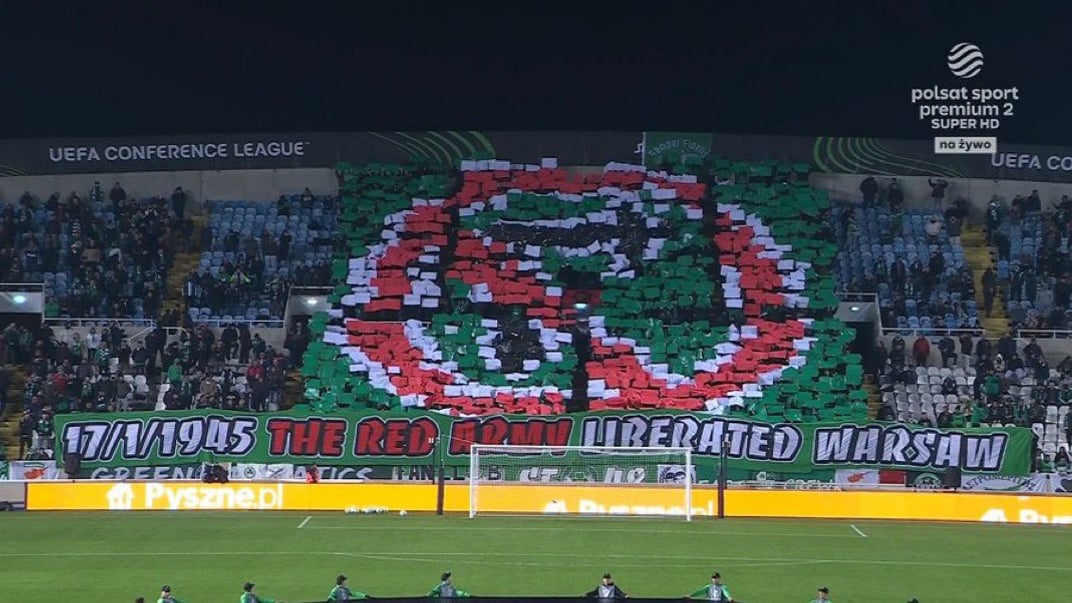 Плакат із текстом про «звільнення» Варшави Червоною армією на матчі між «Омонією» та «Легією»