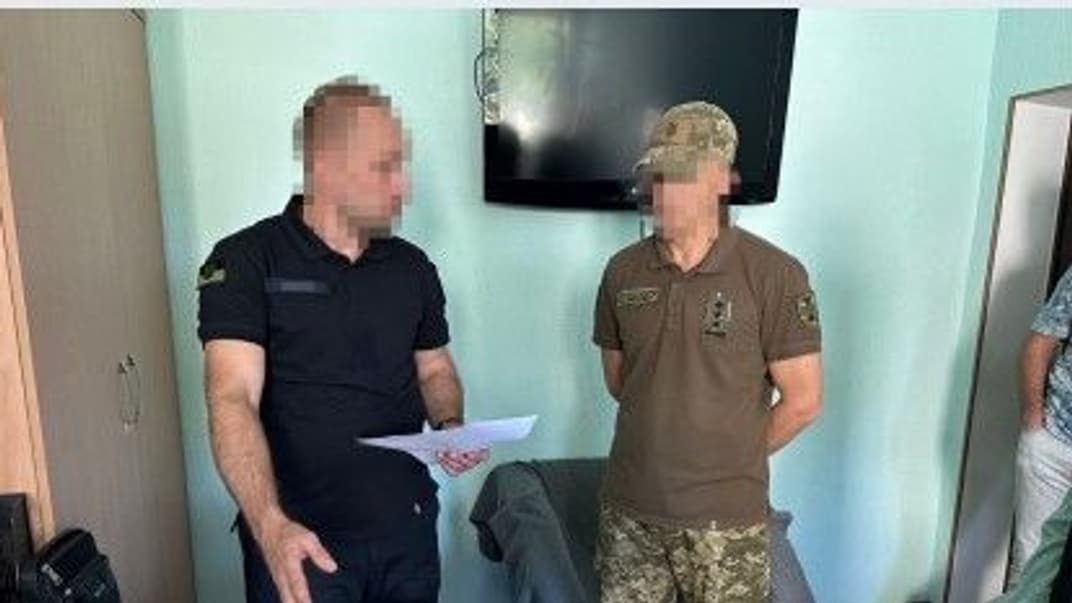 Підозрюваному командирові повідомляють про підозру