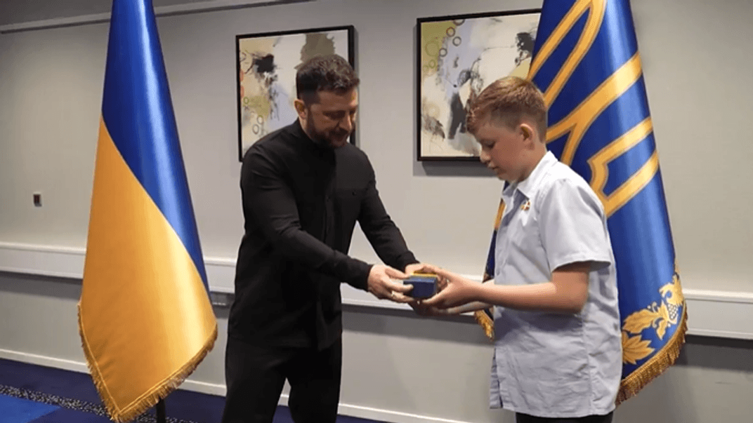 Президент Володимир Зеленський нагородив 11-річного волонтера з Данії, який збирає гроші для українських дітей, 3 липня 2025 року