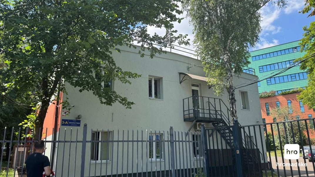 Последствия российской атаки в Шевченковском районе Киева, где пострадала подстанция экстренной медицинской помощи