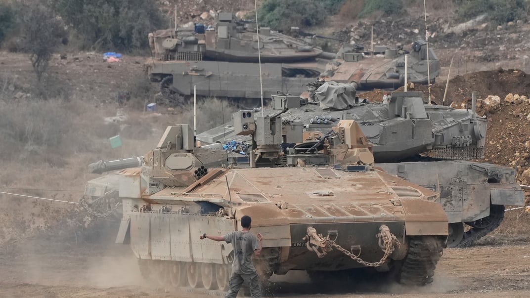 Ізраїльські бронетранспортери маневрують на кордоні з Ліваном, 1 жовтня 2024 року
