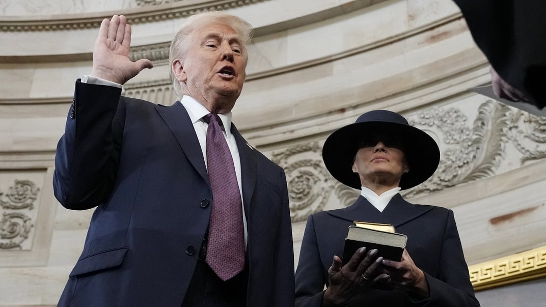 Дональд Трамп складає присягу як 47-й президент Сполучених Штатів, а Меланія Трамп тримає дві Біблії