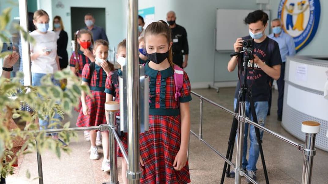 Спеціальний сканер перевіряє наявність масок в учнів Черкаської гімназії №9