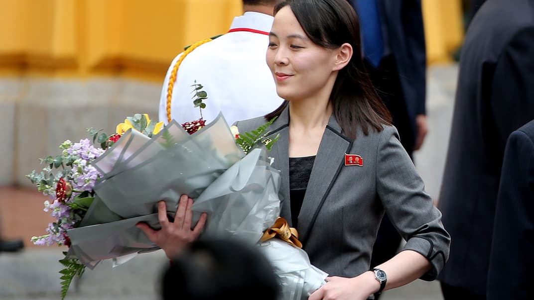 Сестра лидера Северной Кореи Ким Чен Ына Ким Ё Чжон держит букет цветов во время приветственной церемонии в Президентском дворце в Ханое, Вьетнам, 1 марта 2019 года