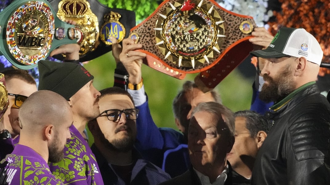 Заключительное сражение взглядов между Александром Усиком и Тайсоном Фьюри во время церемонии взвешивания, 20 декабря 2024 года