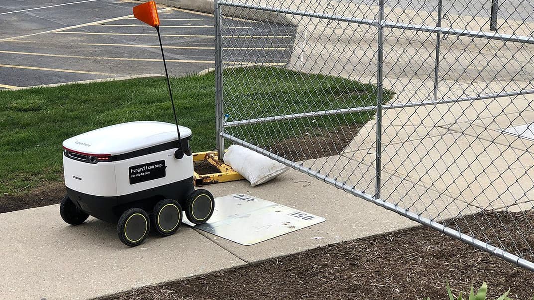 Робот, який доставляє людям товари. Ілюстративне фото