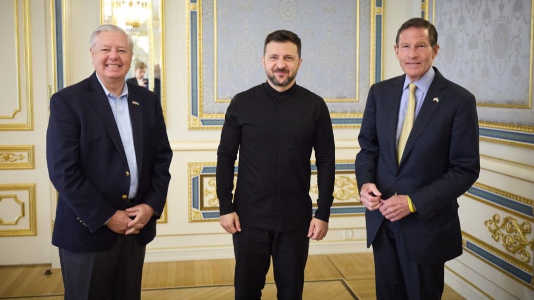 Сенатор від Республіканської партії Ліндсі Грем, президент України Володимир Зеленський та сенатор від Демократичної партії Річард Блюменталь