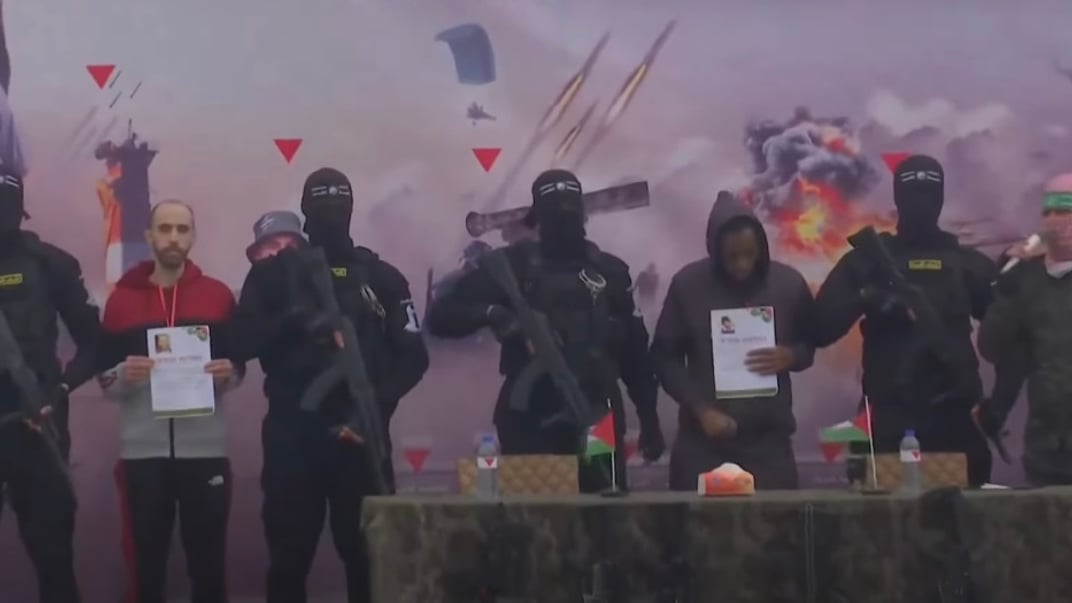 Бойовики ХАМАСу вивели чоловіків, яких мають обміняти, на сцену, 22 лютого 2025 року