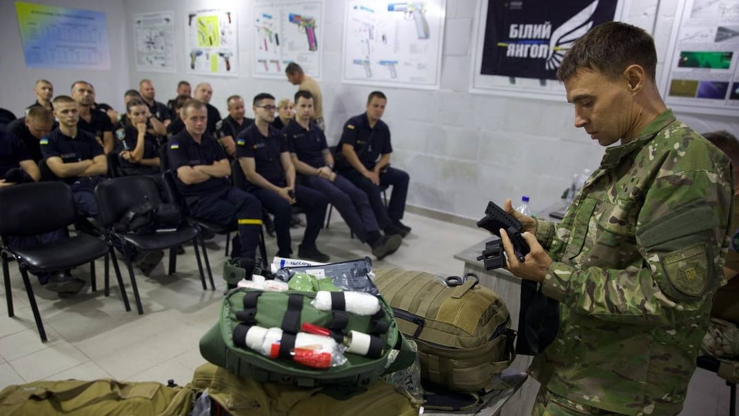 Полицейский из Донецкой области проводит тренинг для своих коллег из Сумской области