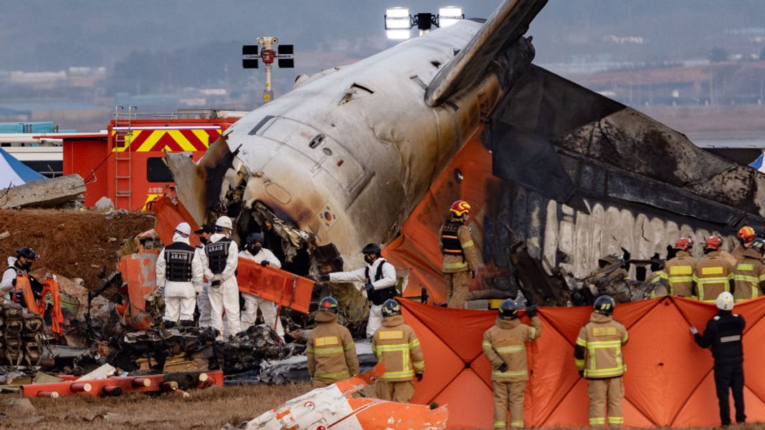Рятувальники працюють біля уламків пасажирського літака в міжнародному аеропорту в Муані, що в Південній Кореї, 29 грудня 2024 року