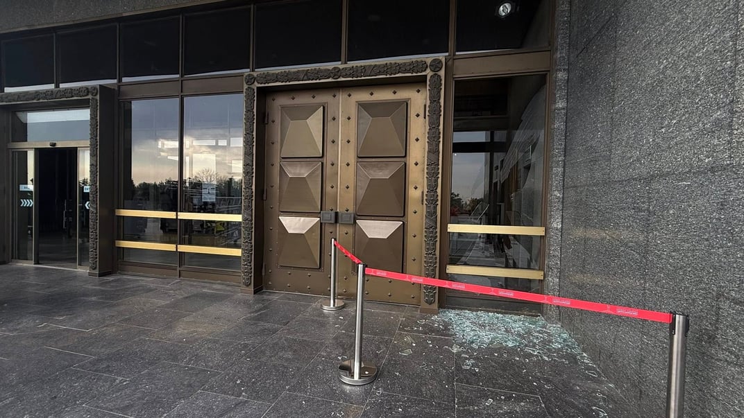 У Києві вибухова хвиля пошкодила фасад музею в підніжжі «Батьківщини-матері»