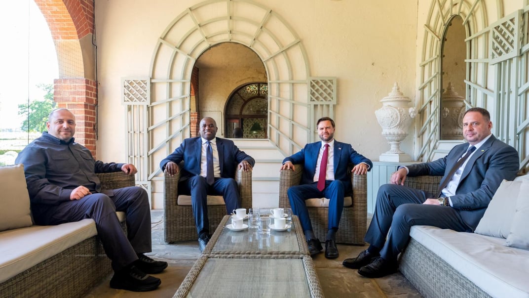 Зліва направо: секретар РНБО Рустем Умєров, глава МЗС Великої Британії Девід Ламмі, віцепрезидент США Джей Ді Венс, керівник Офісу президента України Андрій Єрмак під час зустрічі 9 серпня