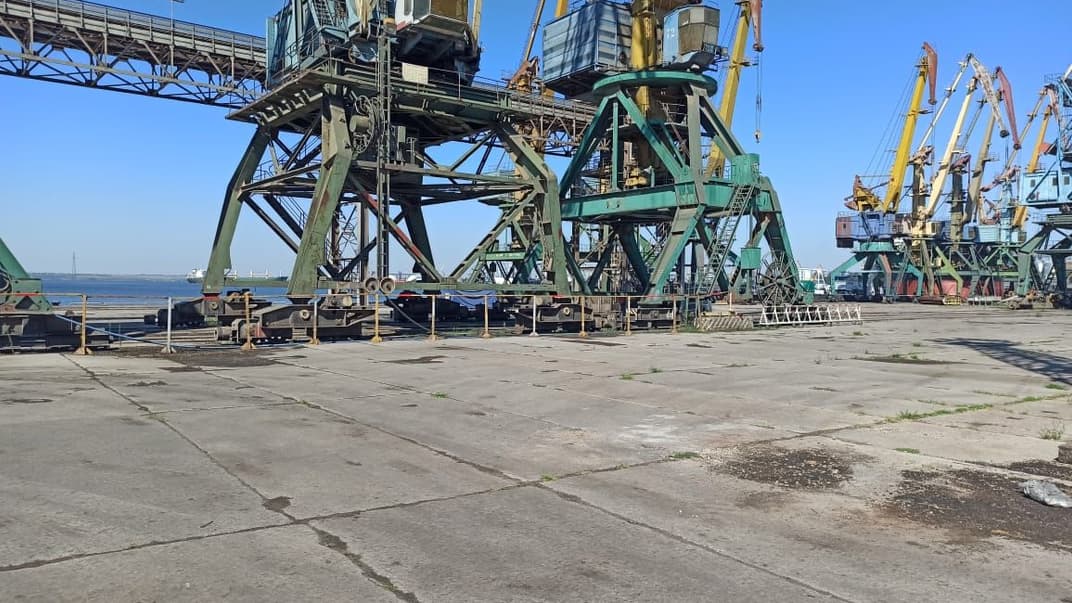 Открытая складская площадка причала №12 Николаевского морского порта, где раньше была аммиачная селитра
