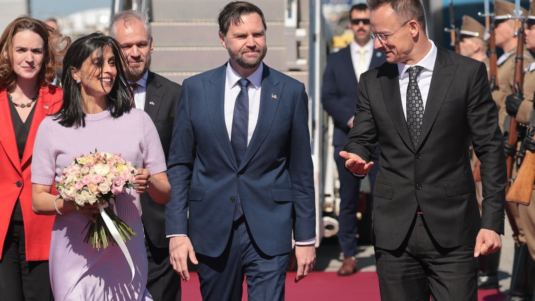 Віцепрезидент США Джей Ді Венс із дружиною Ушею прибули до Будапешта, 7 квітня 2026 року