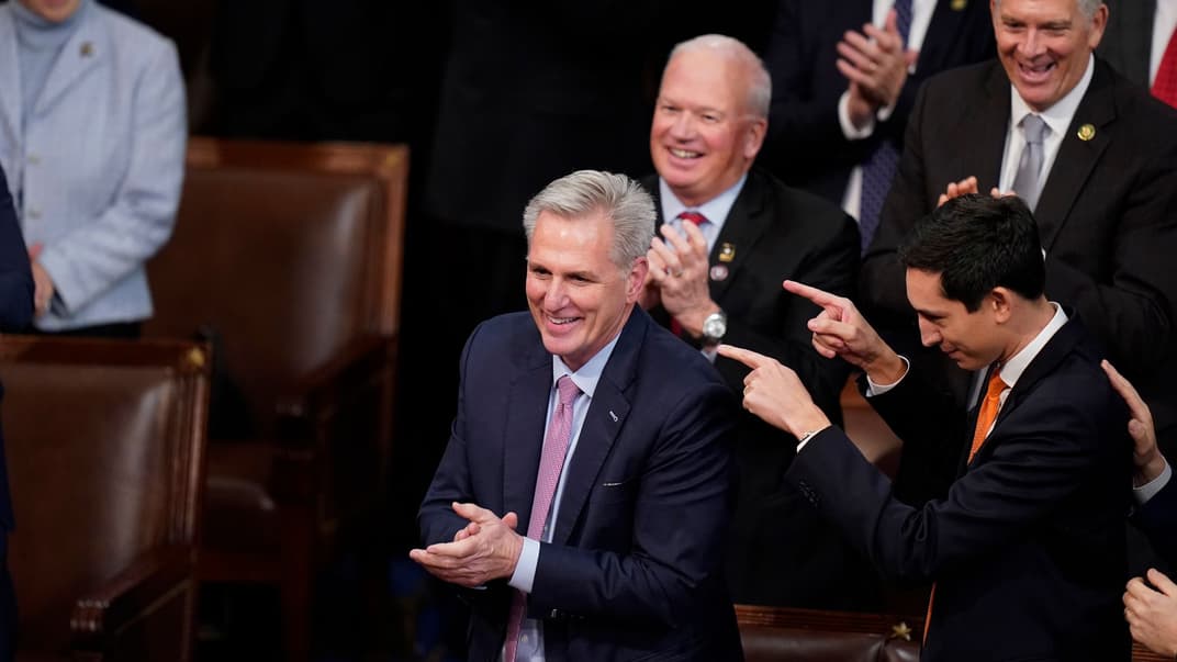 Кевін Маккарті усміхається після перемоги на 15-му голосуванні в залі Палати представників, 7 січня 2023 року